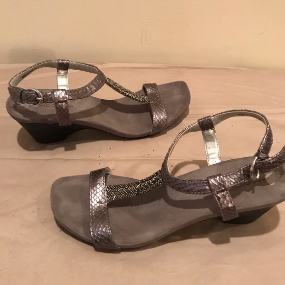 bandolino strappy sandals